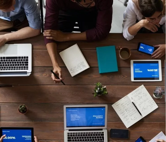 Tavolo di lavoro con computer e appunti